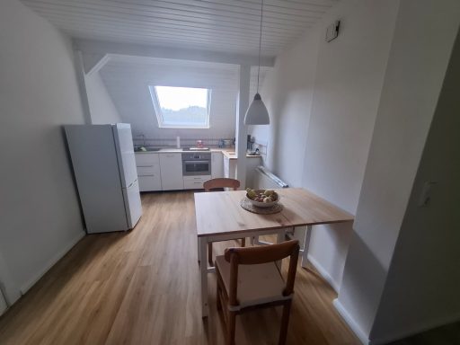 Kitchen Helle moderne Küche mit Esstisch, Stühlen und einem Fenster mit Aussicht.