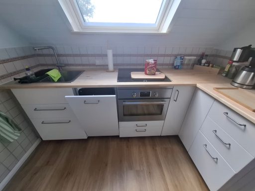 Kitchen Kleine Küchenzeile mit Herd, Spüle und modernen Küchenunterschränken.